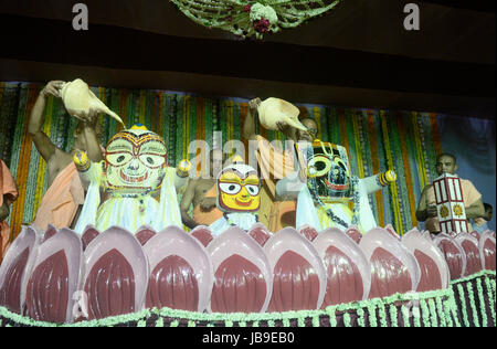 Kolkata, India. 09 Giugno, 2017. Società internazionale per la Coscienza di Krishna (ISKCON) il sacerdote e il Sanyasi o santo uomo versare il latte, miele, latticini e acqua Jagannath, Balabhadra sul Signore Jagannath, Balabhadra e Subhadra in occasione del Snan Yatra o cerimonia di balneazione davanti a loro Ratha Yatra o carro il festival in Kolkata. Credito: Saikat Paolo/Pacific Press/Alamy Live News Foto Stock