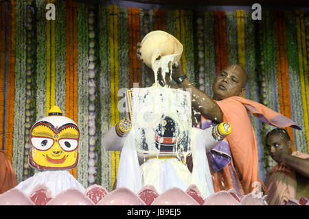 Kolkata, India. 09 Giugno, 2017. Società internazionale per la Coscienza di Krishna (ISKCON) il sacerdote e il Sanyasi o santo uomo versare il latte, miele, latticini e acqua Jagannath, Balabhadra sul Signore Jagannath, Balabhadra e Subhadra in occasione del Snan Yatra o cerimonia di balneazione davanti a loro Ratha Yatra o carro il festival in Kolkata. Credito: Saikat Paolo/Pacific Press/Alamy Live News Foto Stock