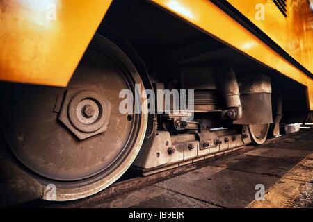 Il vecchio tram vicino ruota fino Foto Stock