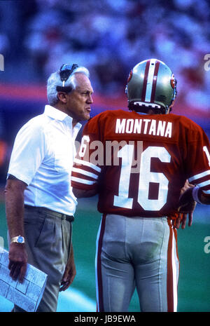 Joe Montana San Francisco 49ers quarterback con head coach Bill Walsh al 1989 Super Bowl Foto Stock