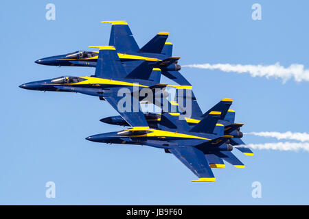 Il Blue Angels in diamante formazione pass overhead durante 2016 San Francisco Fleet le attività della settimana. Gli Stati Uniti Navy Blue Angel è volare il Boeing costruito F/ Foto Stock