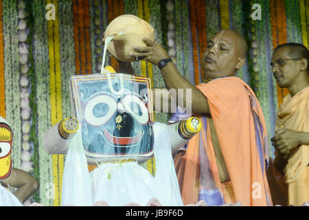 Kolkata, India. 09 Giugno, 2017. Società internazionale per la Coscienza di Krishna (ISKCON) il sacerdote e il Sanyasi o santo uomo versare il latte, miele, latticini e acqua Jagannath, Balabhadra sul Signore Jagannath, Balabhadra e Subhadra in occasione del Snan Yatra o cerimonia di balneazione davanti a loro Ratha Yatra o carro il festival in Kolkata. Credito: Saikat Paolo/Pacific Press/Alamy Live News Foto Stock