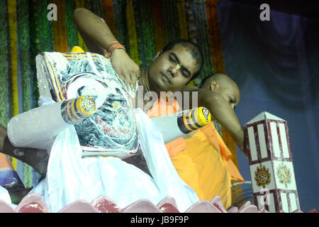 Kolkata, India. 09 Giugno, 2017. Società internazionale per la Coscienza di Krishna (ISKCON) il sacerdote e il Sanyasi o santo uomo versare il latte, miele, latticini e acqua Jagannath, Balabhadra sul Signore Jagannath, Balabhadra e Subhadra in occasione del Snan Yatra o cerimonia di balneazione davanti a loro Ratha Yatra o carro il festival in Kolkata. Credito: Saikat Paolo/Pacific Press/Alamy Live News Foto Stock