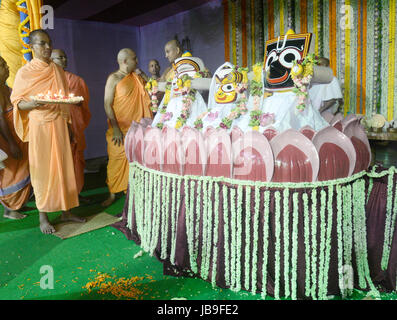 Kolkata, India. 09 Giugno, 2017. Società internazionale per la Coscienza di Krishna (ISKCON) il sacerdote e il Sanyasi o santo uomo versare il latte, miele, latticini e acqua Jagannath, Balabhadra sul Signore Jagannath, Balabhadra e Subhadra in occasione del Snan Yatra o cerimonia di balneazione davanti a loro Ratha Yatra o carro il festival in Kolkata. Credito: Saikat Paolo/Pacific Press/Alamy Live News Foto Stock