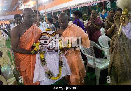 Kolkata, India. 09 Giugno, 2017. Società internazionale per la Coscienza di Krishna (ISKCON) il sacerdote e il Sanyasi o santo uomo versare il latte, miele, latticini e acqua Jagannath, Balabhadra sul Signore Jagannath, Balabhadra e Subhadra in occasione del Snan Yatra o cerimonia di balneazione davanti a loro Ratha Yatra o carro il festival in Kolkata. Credito: Saikat Paolo/Pacific Press/Alamy Live News Foto Stock