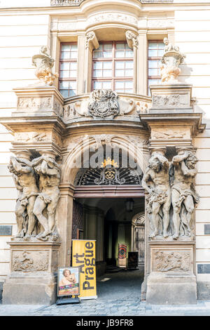 Praga Repubblica Ceca, 28 maggio 2017.-porta del Museo del Giocattolo nel palazzo Clam-Gallasuv sul Husova Street nella città vecchia di Praga Foto Stock