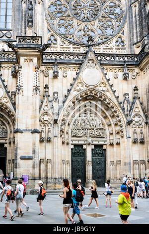 Praga Repubblica Ceca, 28 maggio 2017.- porta sulla facciata principale della cattedrale nel palazzo di Praga Foto Stock