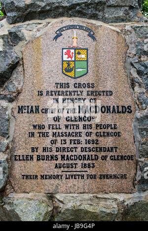 Monumento commemorativo del massacro del clan MacDonald di Glencoe in 1692, Glen Coe, Lochaber, Highlands scozzesi, Scotland, Regno Unito Foto Stock