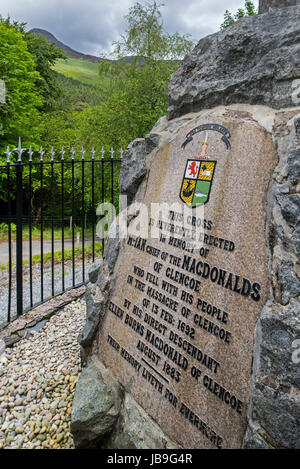 Monumento commemorativo del massacro del clan MacDonald di Glencoe in 1692, Glen Coe, Lochaber, Highlands scozzesi, Scotland, Regno Unito Foto Stock