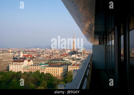 VIENNA, Austria - Aprile 29th, 2017: la splendida vista della famosa cattedrale di Santo Stefano Wiener Stephansdom a Stephansplatz nelle prime ore del mattino da un nea Foto Stock