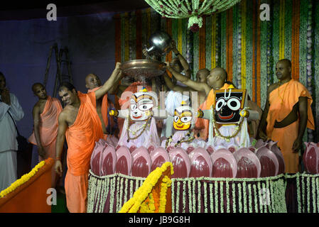 Kolkata, India. 09 Giugno, 2017. Società internazionale per la Coscienza di Krishna (ISKCON) il sacerdote e il Sanyasi o santo uomo versare il latte, miele, latticini e acqua Jagannath, Balabhadra sul Signore Jagannath, Balabhadra e Subhadra in occasione del Snan Yatra o cerimonia di balneazione davanti a loro Ratha Yatra o carro il festival in Kolkata. Credito: Saikat Paolo/Pacific Press/Alamy Live News Foto Stock