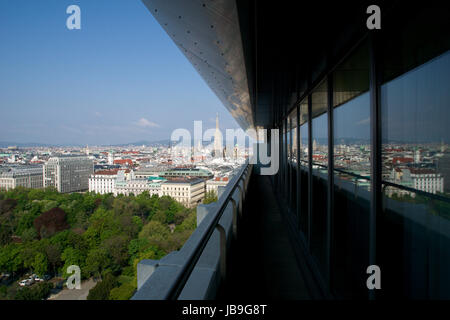 VIENNA, Austria - Aprile 29th, 2017: la splendida vista della famosa cattedrale di Santo Stefano Wiener Stephansdom a Stephansplatz nelle prime ore del mattino da un nea Foto Stock