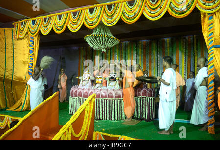 Kolkata, India. 09 Giugno, 2017. Società internazionale per la Coscienza di Krishna (ISKCON) il sacerdote e il Sanyasi o santo uomo versare il latte, miele, latticini e acqua Jagannath, Balabhadra sul Signore Jagannath, Balabhadra e Subhadra in occasione del Snan Yatra o cerimonia di balneazione davanti a loro Ratha Yatra o carro il festival in Kolkata. Credito: Saikat Paolo/Pacific Press/Alamy Live News Foto Stock