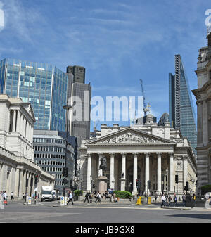 London, Regno Unito - 22 Maggio 2017 - Luminosa Mattina di primavera presso il Royal Exchange con il Skyscapers del quartiere finanziario della City di Londra in b Foto Stock