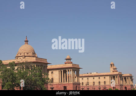 Il governo indiano edifici nella parte superiore del percorso di Raj, New Delhi, India. Costruito intorno al 1931 D.C. durante la dominazione britannica. Foto Stock