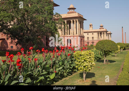 Il governo indiano edifici nella parte superiore del percorso di Raj, New Delhi, India. Costruito intorno al 1931 D.C. durante la dominazione britannica. Foto Stock