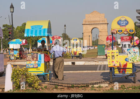 Carrelli colorati vendono bevande e gelati raggruppati intorno India Gate in New Delhi, India. Foto Stock