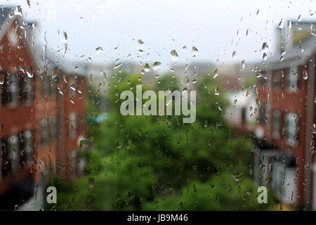 Gocce di pioggia sulla finestra Foto Stock