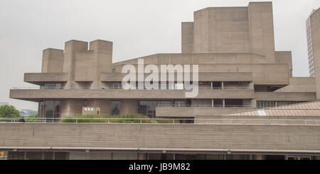 Il Teatro Nazionale iconica brutalist nuova architettura in Londra England Regno Unito Foto Stock