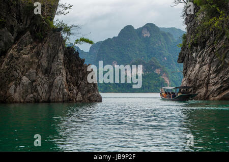 Imbarcazione turistica sulla Lan Cheow Lago Foto Stock
