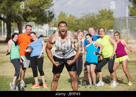 Loud boot camp fitness trainer e paura di gruppo Foto Stock