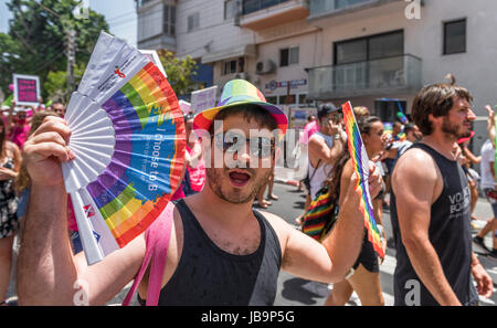 I partecipanti al gay parade di Tel Aviv Foto Stock