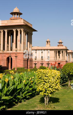 Il governo indiano edifici nella parte superiore del percorso di Raj, New Delhi, India. Costruito intorno al 1931 D.C. durante la dominazione britannica. Foto Stock