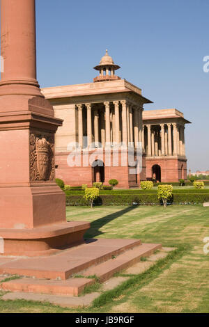 Il governo indiano edifici nella parte superiore del percorso di Raj, New Delhi, India. Costruito intorno al 1931 D.C. durante la dominazione britannica. Foto Stock