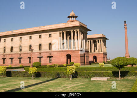 Il governo indiano edifici nella parte superiore del percorso di Raj, New Delhi, India. Costruito intorno al 1931 D.C. durante la dominazione britannica. Foto Stock