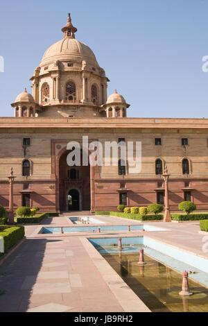 Il governo indiano edifici nella parte superiore del percorso di Raj, New Delhi, India. Costruito intorno al 1931 D.C. durante la dominazione britannica. Foto Stock