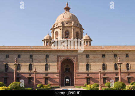 Il governo indiano edifici nella parte superiore del percorso di Raj, New Delhi, India. Costruito intorno al 1931 D.C. durante la dominazione britannica. Foto Stock