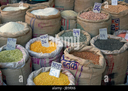 Sacchi di legumi, riso e cereali visualizzati al di fuori di un negozio di Vecchia Delhi, India. Foto Stock