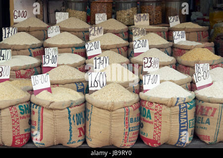 Sacchi di diversi tipi di riso in vendita presso un negozio di Vecchia Delhi, India. Le etichette dei prezzi in ciascun sacco. Più costosi più vicina al negoziante. Foto Stock