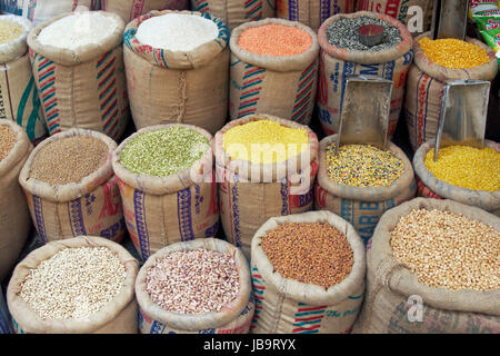 Sacchi di legumi, riso e cereali visualizzati al di fuori di un negozio di Vecchia Delhi, India. Foto Stock