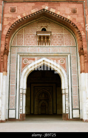 Entrata ornata all'antica moschea (Qal'a-i-Kuhna) all'interno della storica fortezza di Purana Qila a Delhi in India. Il XVI secolo D.C. Foto Stock