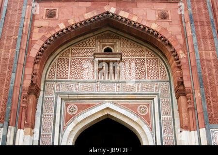 Entrata ornata all'antica moschea (Qal'a-i-Kuhna) all'interno della storica fortezza di Purana Qila a Delhi in India. Il XVI secolo D.C. Foto Stock