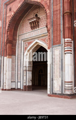 Entrata ornata all'antica moschea (Qal'a-i-Kuhna) all'interno della storica fortezza di Purana Qila a Delhi in India. Il XVI secolo D.C. Foto Stock