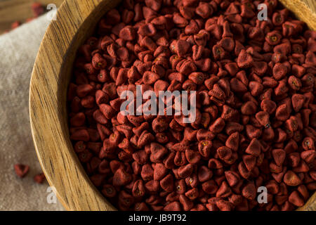 Materie organico rosso di Annatto semi in una ciotola Foto Stock
