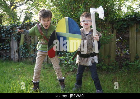 Due giovani ragazzi vestiti come i vichinghi per la loro scuola Viking giorno Foto Stock