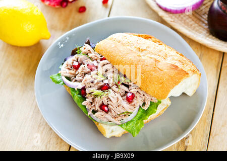 Tonno con aneto e Melograno su Baguette Foto Stock