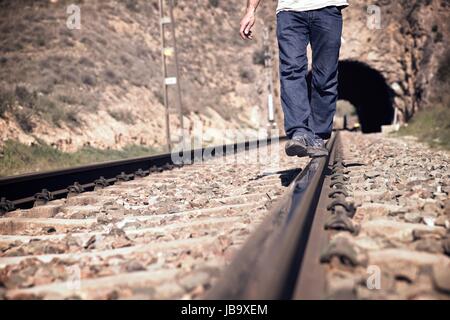 Giovane uomo facendo saldi su un treno via, provincia di Zaragoza, l'Aragona, in Spagna. Foto Stock