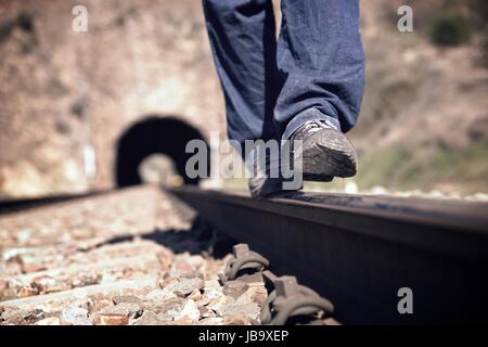 Giovane uomo facendo saldi su un treno via, provincia di Zaragoza, l'Aragona, in Spagna. Foto Stock