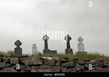 Celtic cross lapidi del cimitero di st. caomhan la chiesa su inisheer, Irlanda. Foto Stock