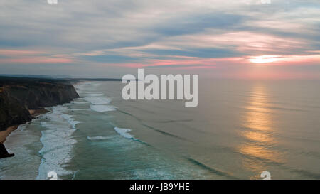Antenna da un bel tramonto a Vale Figueiras beach in Portogallo Foto Stock