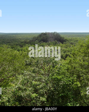 Lontano tempio di Calakmul, Maya sito archeologico nello Stato messicano di Campeche Foto Stock