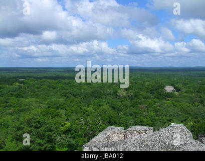 I resti di un tempio a Calakmul, Maya sito archeologico nello Stato messicano di Campeche Foto Stock