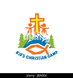 Il logo del capretto Christian camp. Pesci, la croce di Gesù e i bambini, montagne e alberi Illustrazione Vettoriale