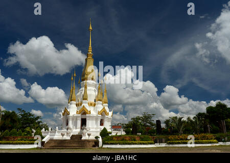 Der Tempel Wat Tham Khu Ha Sawan in Khong Jiam am Fiume Mekong in der naehe des Pha Taem Nationalpark in der Umgebung von Ubon Ratchathani im nordosten von tailandia in Suedostasien. Foto Stock