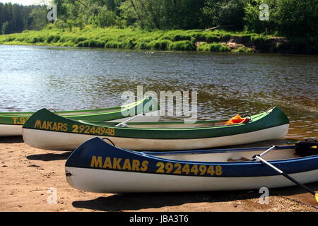 Kanu Fahren auf den Fluss Gauja in Sigulad oestlich von Riga der Hauptstadt von Lettland im Baltikum in Osteuropa. Foto Stock