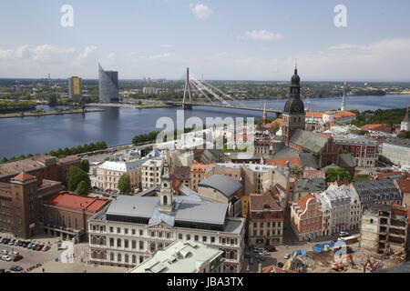 Die Altstadt mit der Vansu Bruecke und dem Dom sowie dem Daugava Fluss aus Sicht der Aussichtsterasse des Sozialistischen Hochhaus Akademie der Wissenschaften im Stadtteil poco Mosca in Riga, Lettland Foto Stock